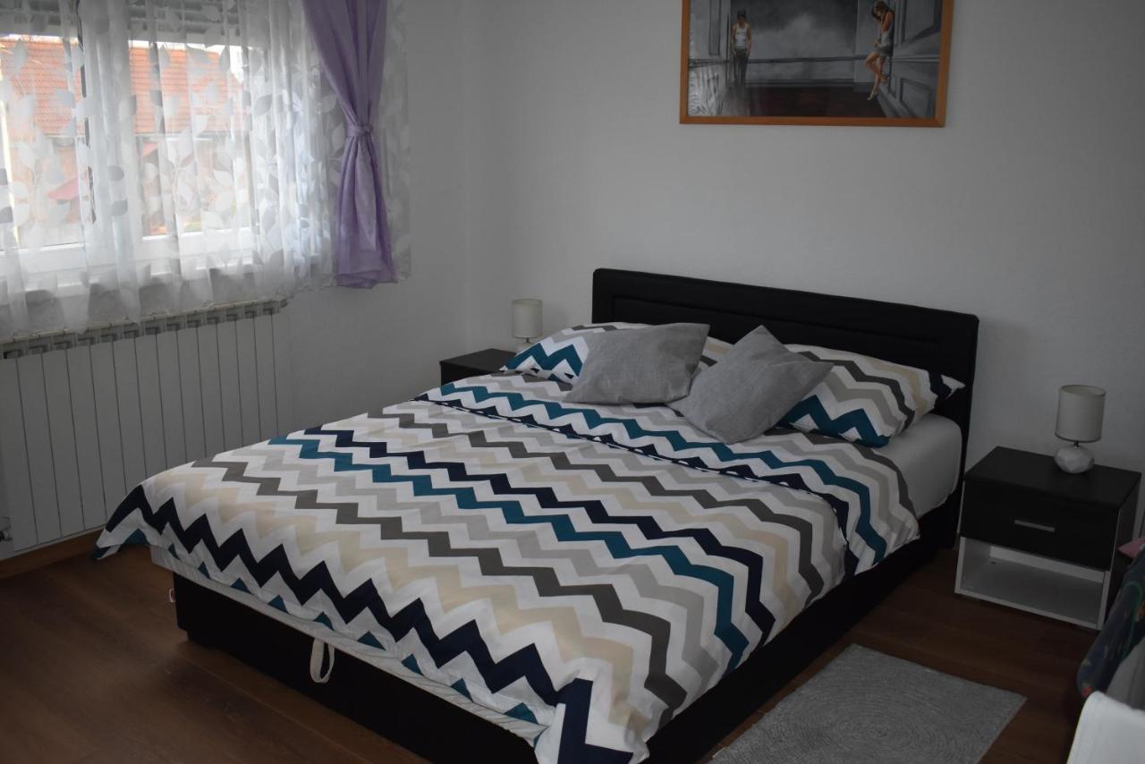 Apartman Rukavina Licko Petrovo Selo Exteriör bild