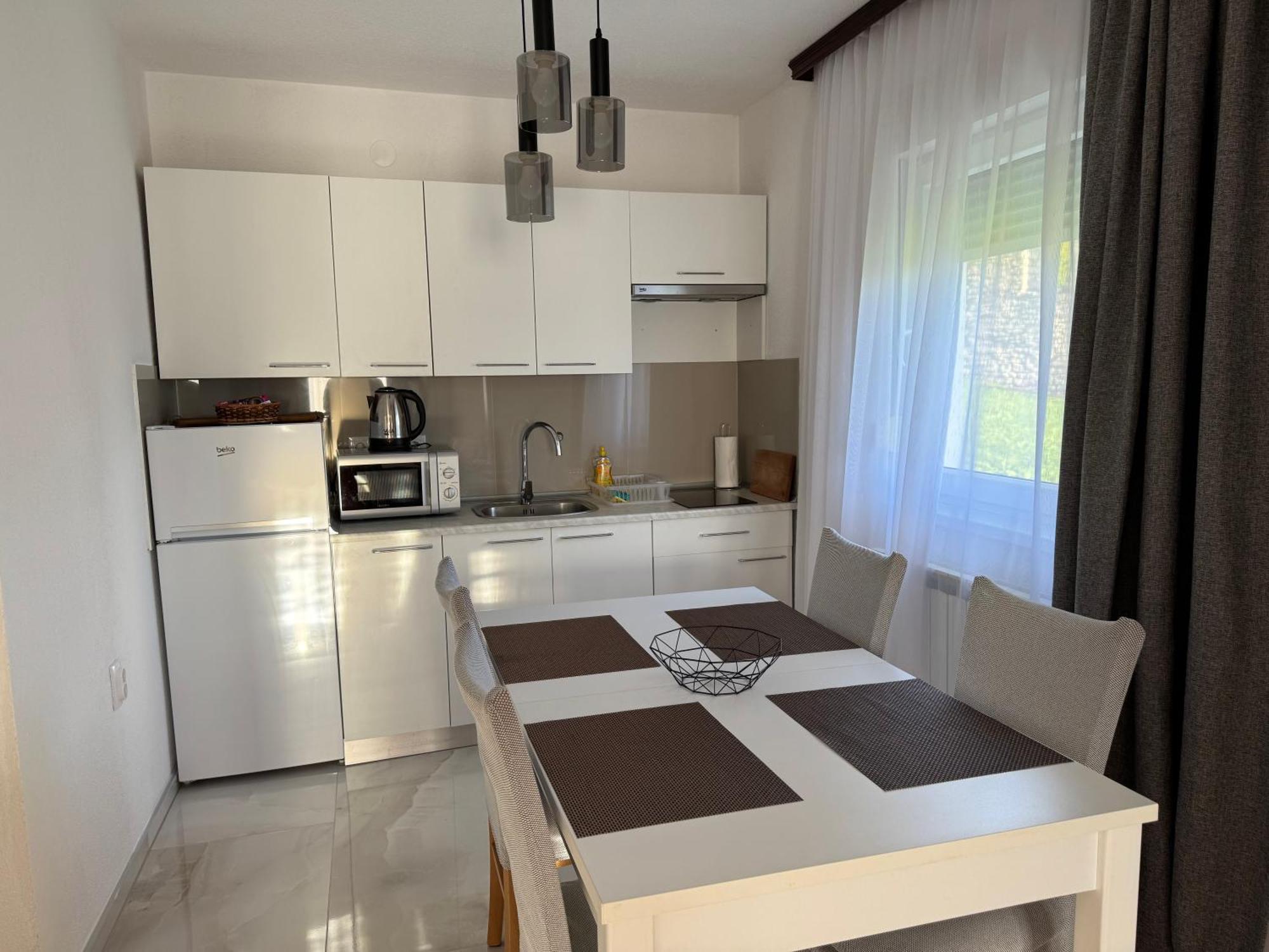 Apartman Rukavina Licko Petrovo Selo Exteriör bild